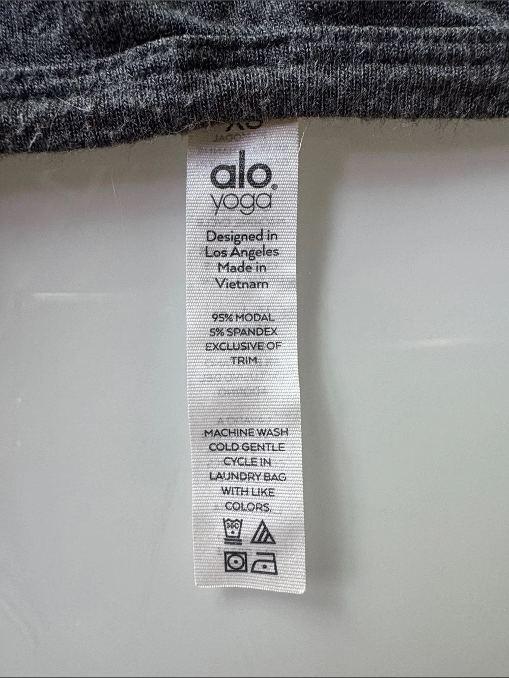 alo yoga - Women’s Cropped Long Sleeve Ribbed Twist-Front Top - Charcoal Gray